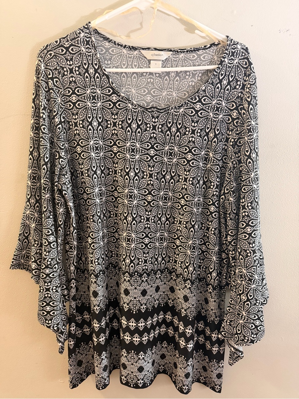 CJ Banks Black & White Geometric Scoop Neck Long Sleeve Top